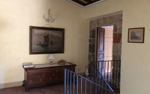 Beautiful Stone Country Villa: Proprietà, Soffitto, Camera, Costruzione, Pavimento, Casa, Corrimano, Parete, Interior Design, Architettura
