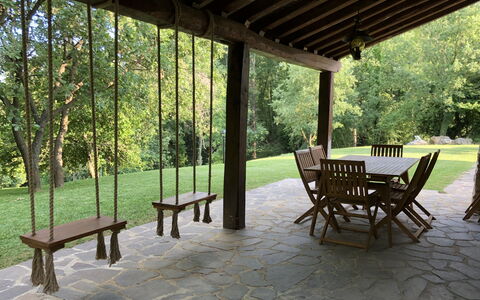 Beautiful Stone Country Villa: Proprietà, Mobilia, Camera, Tavolo, Casa, Albero, Costruzione, Immobiliare, Portico, Sedia