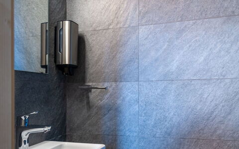 Les Penguins: Rubinetto, Lavello, Idraulico Fixture, Costruzione, Legna, Lavandino Del Bagno, Architettura, Pavimento, Bagno