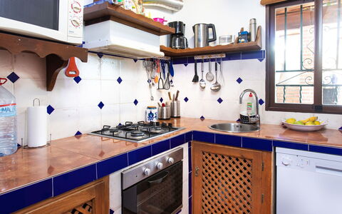 La Cordobilla: Cabinetry, Controsoffitto, Rubinetto, Finestra, Lavello, Cucina Stufa, Cornice, Cucina, Elettrodomestico Da Cucina, Interior Design