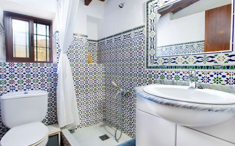 La Cordobilla: Specchio, Rubinetto, Lavello, Proprietà, Idraulico Fixture, Lavandino Del Bagno, Toilet Seat, Viola, Gabinetto, Bagno