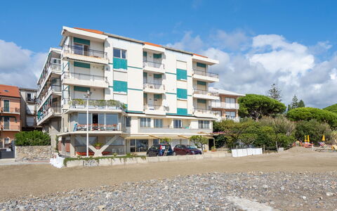 Terrazzo sul Mare: Nube, Costruzione, Cielo, Finestra, Azzurro, Albero, Urban Design, Condominio, Pianta, Palazzone