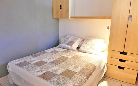 Saint Pierre la Mer 400: Camera Da Letto, Letto, Mobilia, Camera, Proprietà, Telaio Del Letto, Materasso, Lenzuolo, Interior Design, Pavimento