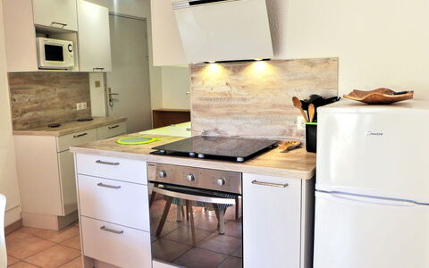Saint Pierre la Mer 400: Cabinetry, Costruzione, Proprietà, Controsoffitto, Cucina Stufa, Piano Cottura, Elettrodomestico Da Cucina, Cucina, Interior Design, Stufa A Gas
