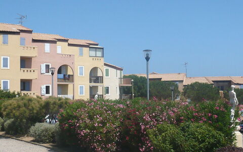 Saint Pierre la Mer 400: Cielo, Pianta, Costruzione, Finestra, Fiore, Street Luce, Lotto, Zona Residenziale, Urban Design, Quartiere