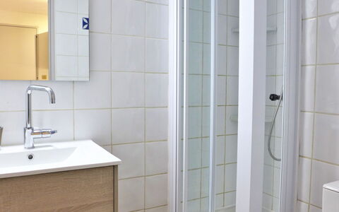 Saint Pierre la Mer 400: Specchio, Idraulico Fixture, Rubinetto, Lavello, Lavandino Del Bagno, Bagno, Porta, Costruzione, Legna