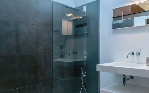 Sa Muralla: Specchio, Rubinetto, Idraulico Fixture, Lavello, Lavandino Del Bagno, Proprietà, Costruzione, Bagno, Interior Design, Viola