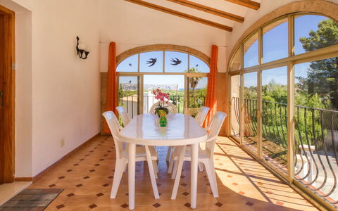 Villa Bramble: Tavolo, Pianta, Mobilia, Costruzione, Sedia, Legna, Interior Design, Porta, Arancia, Portico