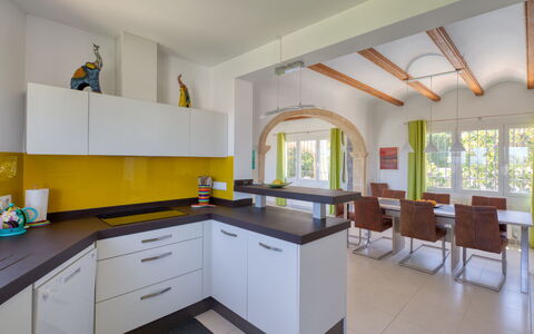 Villa Bramble: Cabinetry, Mobilia, Controsoffitto, Proprietà, Lavello, Rubinetto, Cucina, Cassetto, Cucina Stufa, Interior Design