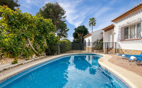 Villa Bramble: Acqua, Nube, Cielo, Pianta, Giorno, Proprietà, Costruzione, Piscina, Natura, Azzurro