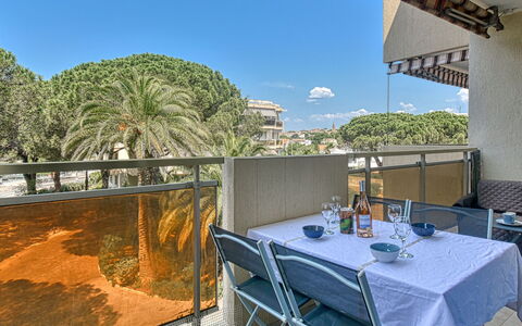 Les Jardins de Phebus: Cielo, Nube, Giorno, Tavolo, Sedia, Azzurro, Costruzione, Shade, Pavimento, Mobili Da Esterno