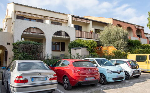 La Calmeraie: Ruota, Auto, Cielo, Nube, Veicolo, Costruzione
