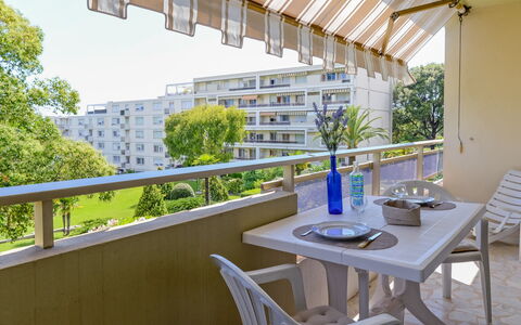 Le Vega: Proprietà, Costruzione, Camera, Immobiliare, Casa, Interior Design, Mobilia, Balcone, Architettura, Casa