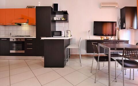 Rosolina Mare 900: Cabinetry, Controsoffitto, Tavolo, Costruzione, Cucina Stufa, Elettrodomestico Da Cucina, Elettrodomestico, Legna, Cucina, Pavimento