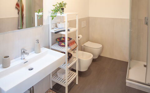 Il Giardino Sul Mare - Levanto: Rubinetto, Lavello, Idraulico Fixture, Costruzione, Lavandino Del Bagno, Bagno, Pianta, Interior Design, Pavimento, Pavimentazione