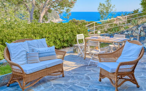 Il Giardino Sul Mare - Levanto: Mobilia, Proprietà, Terrazza, Mobili Da Esterno, Immobiliare, Camera, Di Vimini, Tavolo, Casa, Tavolo Esterno