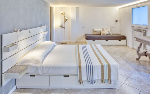 Il Giardino Sul Mare - Levanto: Camera Da Letto, Mobilia, Letto, Camera, Proprietà, Telaio Del Letto, Interior Design, Lenzuolo, Suite, Pavimento