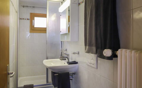 Haus Chumma Apt1: Specchio, Lavello, Proprietà, Rubinetto, Idraulico Fixture, Lavandino Del Bagno, Bagno, Viola, Tenda