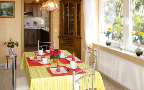 Salz: Tavolo, Mobilia, Proprietà, Fiore, Pianta, Cabinetry, Sedia, Controsoffitto, Tavola, Legna