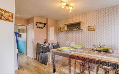 Le Gambetta: Proprietà, Cabinetry, Mobilia, Cornice, Controsoffitto, Legna, Ventilatore, Interior Design, Tavolo, Pavimentazione