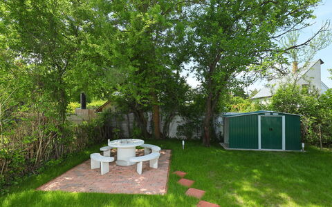 Pixie: Proprietà, Backyard, Cortile, Erba, Casa, Immobiliare, Albero, Giardino, Casa, Prato