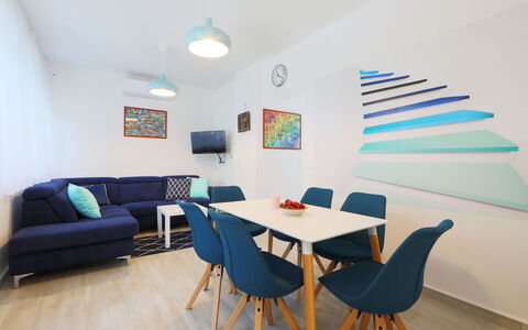Pixie: Camera, Mobilia, Interior Design, Blu, Proprietà, Tavolo, Turchese, Pavimento, Immobiliare, Soggiorno