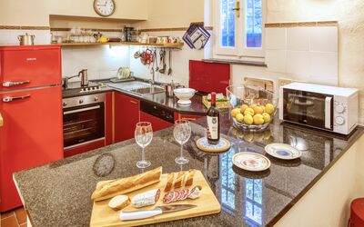 Sgombro Apartment - Levanto: Cabinetry, Cibo, Proprietà, Controsoffitto, Tavola, Cucina, Blu, Legna, Cucina Stufa, Interior Design