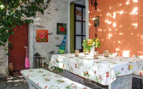 Verzaschina: Mobilia, Pianta, Proprietà, Tavolo, Decorazione, Costruzione, Finestra, Bianca, Verde, Interior Design