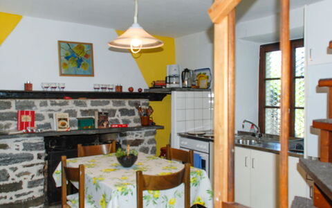 Verzaschina: Proprietà, Mensola, Scaffalature, Interior Design, Tavolo, Cabinetry, Legna, Cucina, Parete, Costruzione