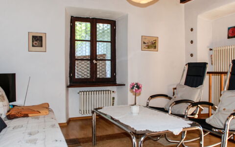 Verzaschina: Mobilia, Proprietà, Tavolo, Finestra, Comfort, Illuminazione, Legna, Interior Design, Cornice, Soggiorno