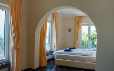 Panorama Lakeview Lago Maggiore: Camera, Camera Da Letto, Mobilia, Letto, Proprietà, Parete, Interior Design, Soffitto, Pavimento, Telaio Del Letto