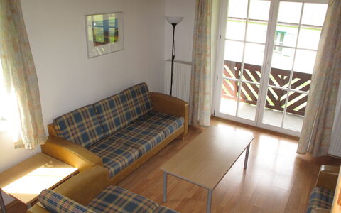 Holiday Hill 50: Proprietà, Divano, Finestra, Costruzione, Legna, Comfort, Divano Letto, Pavimentazione, Pavimento