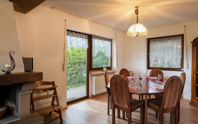Eifelnatur (Haus 1) 102.2: Tavolo, Mobilia, Finestra, Legna, Interior Design, Architettura, Soggiorno, Shade, Sedia, Pavimentazione
