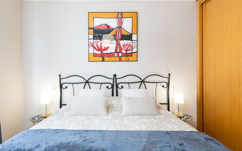 Sunny Tejita: Camera Da Letto, Camera, Mobilia, Letto, Proprietà, Interior Design, Parete, Telaio Del Letto, Giallo, Lenzuolo