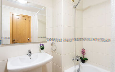 Sunny Tejita: Bagno, Proprietà, Camera, Piastrella, Immobiliare, Interior Design, Rubinetto, Costruzione, Architettura, Casa