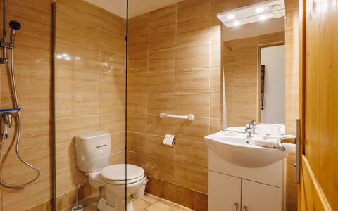 La Volte: Specchio, Proprietà, Idraulico Fixture, Lavello, Bagno, Soffione Doccia, Interior Design, Architettura, Rubinetto