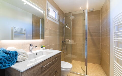 Le Puit Michel: Specchio, Rubinetto, Idraulico Fixture, Lavello, Proprietà, Mobiletto Del Bagno, Lavandino Del Bagno, Bagno, Interior Design, Legna