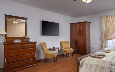 Villa Marina i: Camera, Mobilia, Ventilatore, Proprietà, Camera Da Letto, Pavimento, Letto, Latifoglie, Interior Design, Pavimento In Legno