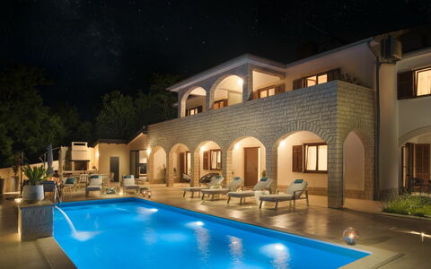 Villa Marina i: Proprietà, Piscina, Casa, Casa, Costruzione, Illuminazione, Immobiliare, Estate, Architettura, Paesaggio Di Illuminazione