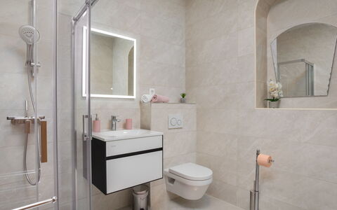 Villa Marina i: Specchio, Idraulico Fixture, Proprietà, Rubinetto, Lavello, Lavandino Del Bagno, Bagno, Interior Design, Pavimento