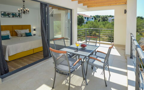 Prova 1: Tavolo, Mobilia, Proprietà, Interior Design, Porta, Costruzione, Portico, Sedia, Shade, Divano