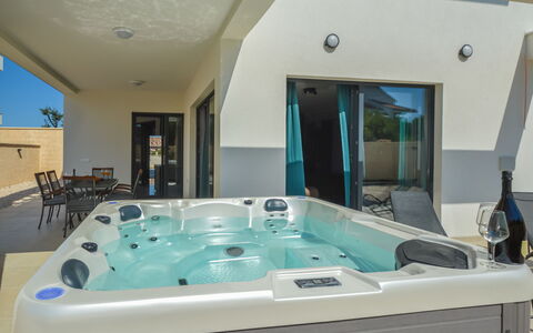 Prova 1: Piscina, Proprietà, Vasca Idromassaggio, Vasca Da Bagno, Camera, Vasca Idromassaggio, Costruzione, Casa, Immobiliare, Casa