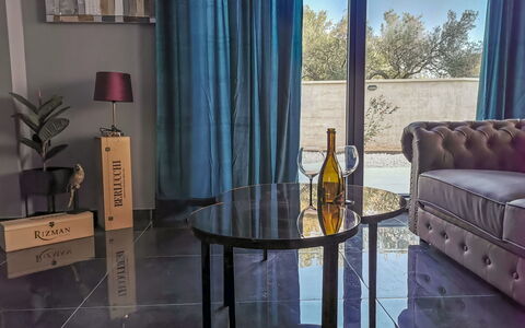Prova 1: Tavolo, Mobilia, Proprietà, Costruzione, Finestra, Blu, Legna, Interior Design, Tenda, Illuminazione