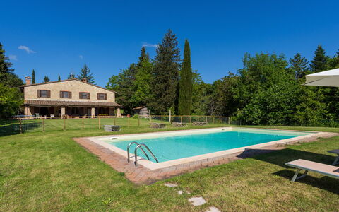 Podere a Lafi: Acqua, Pianta, Cielo, Costruzione, Albero, Piscina, Shade, Erba, Zona Residenziale, Rettangolo