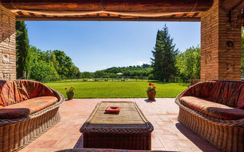 Podere a Lafi: Cielo, Pianta, Proprietà, Natura, Verde, Costruzione, Legna, Erba, Interior Design, Shade