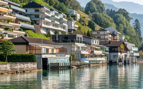 Seestern Direkt am See: Cittadina, Paesino Di Montagna, Insediamento Umano, Villaggio, Acqua, Casa, Lago, Costruzione, Waterway, Riflessione