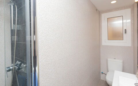 Alda: Bagno, Proprietà, Camera, Parete, Piastrella, Pavimento, Immobiliare, Architettura, Casa, Interior Design