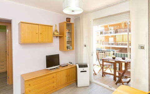 Alda: Camera, Giallo, Mobilia, Proprietà, Interior Design, Costruzione, Mensola, Soffitto, Casa, Pavimento
