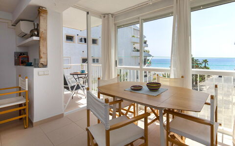 Santa Cruz: Mobilia, Tavolo, Proprietà, Acqua, Costruzione, Cielo, Interior Design, Illuminazione, Legna, Sedia