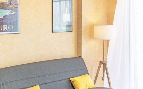 Résidence Ker Eden: Mobilia, Camera, Proprietà, Giallo, Letto, Camera Da Letto, Interior Design, Parete, Pavimento, Casa